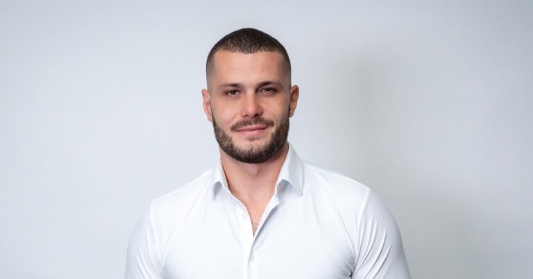 Richard Glück, ktorý sa zviditeľnil potýčkou s Matovičom, zasadne do poslaneckých lavíc