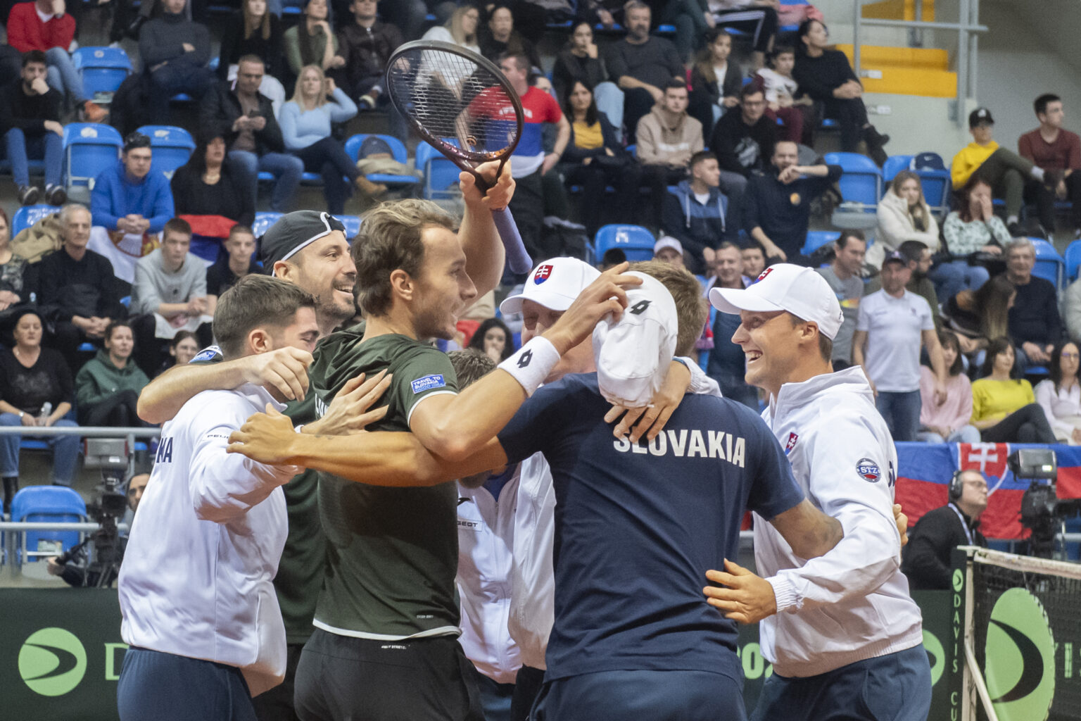 Slovenskí daviscupoví reprezentanti sa radujú z postupu na finálový turnaj. Foto: Martin Baumann/TASR