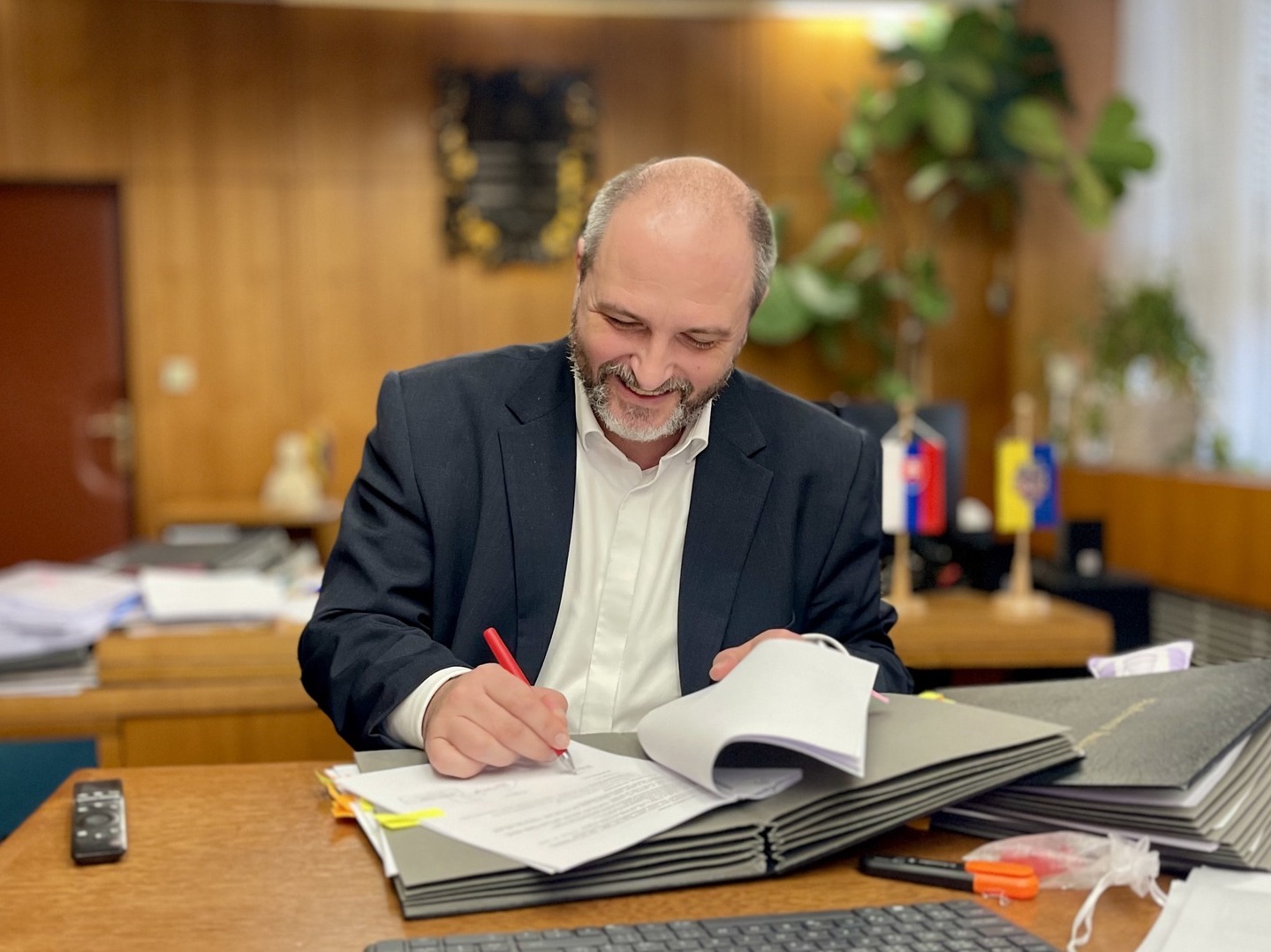 Polaček podpísal zmluvu s teplárňami o vecnom bremene pre budúci teplovod