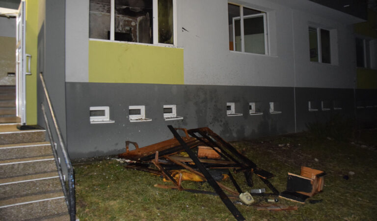 Požiar v byte: Do nemocnice previezli dvoch opitých mužov