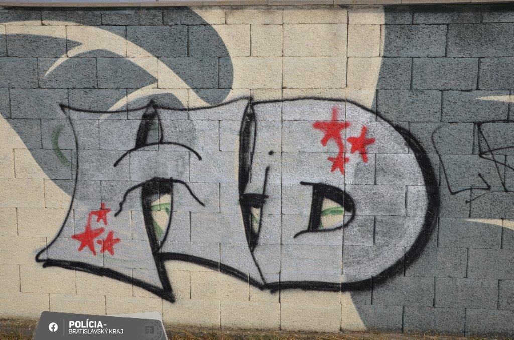 Neznámy páchateľ pomaľoval múr v Rusovciach. Spôsobil tým škodu za 2 500 eur