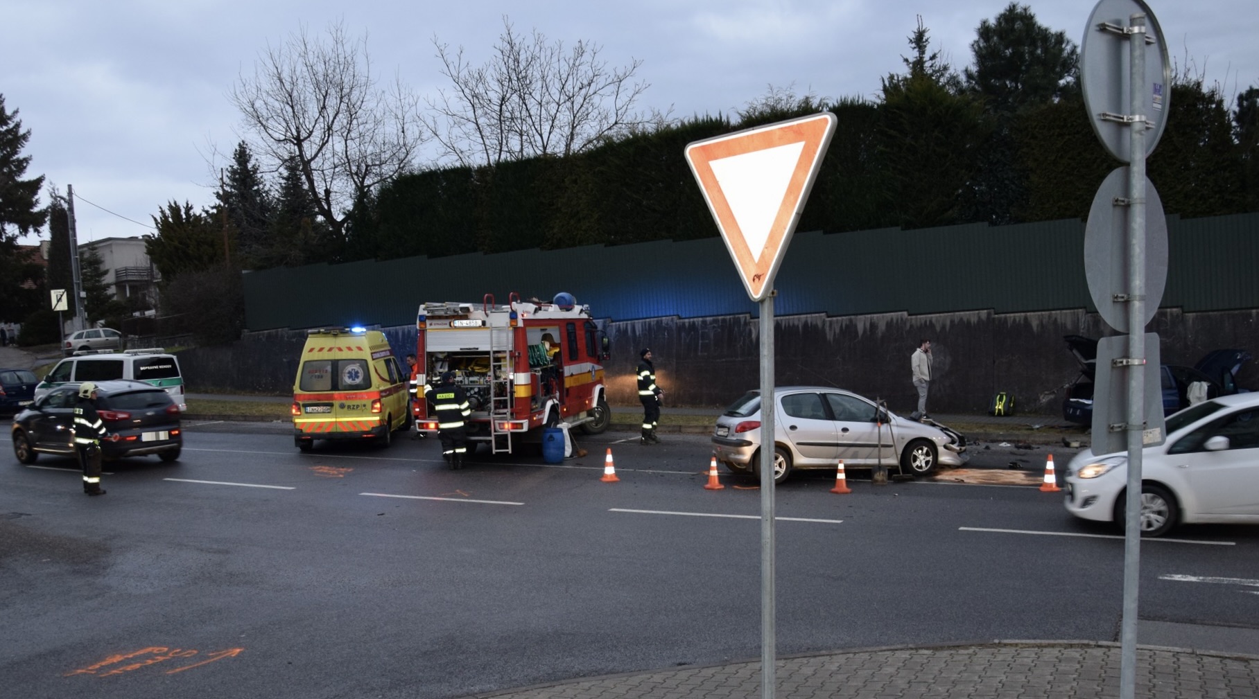 V Prievidzi sa zrazili dve autá. Mladú ženu previezli do nemocnice