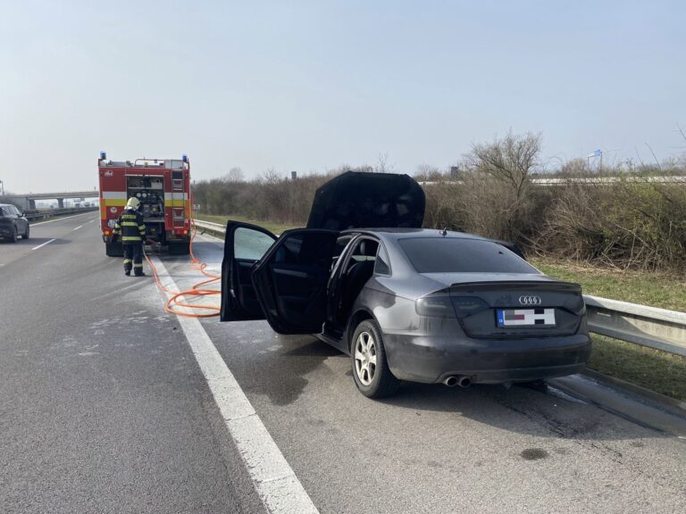 Požiar auta na diaľnici pri Trenčíne obmedzil dopravu