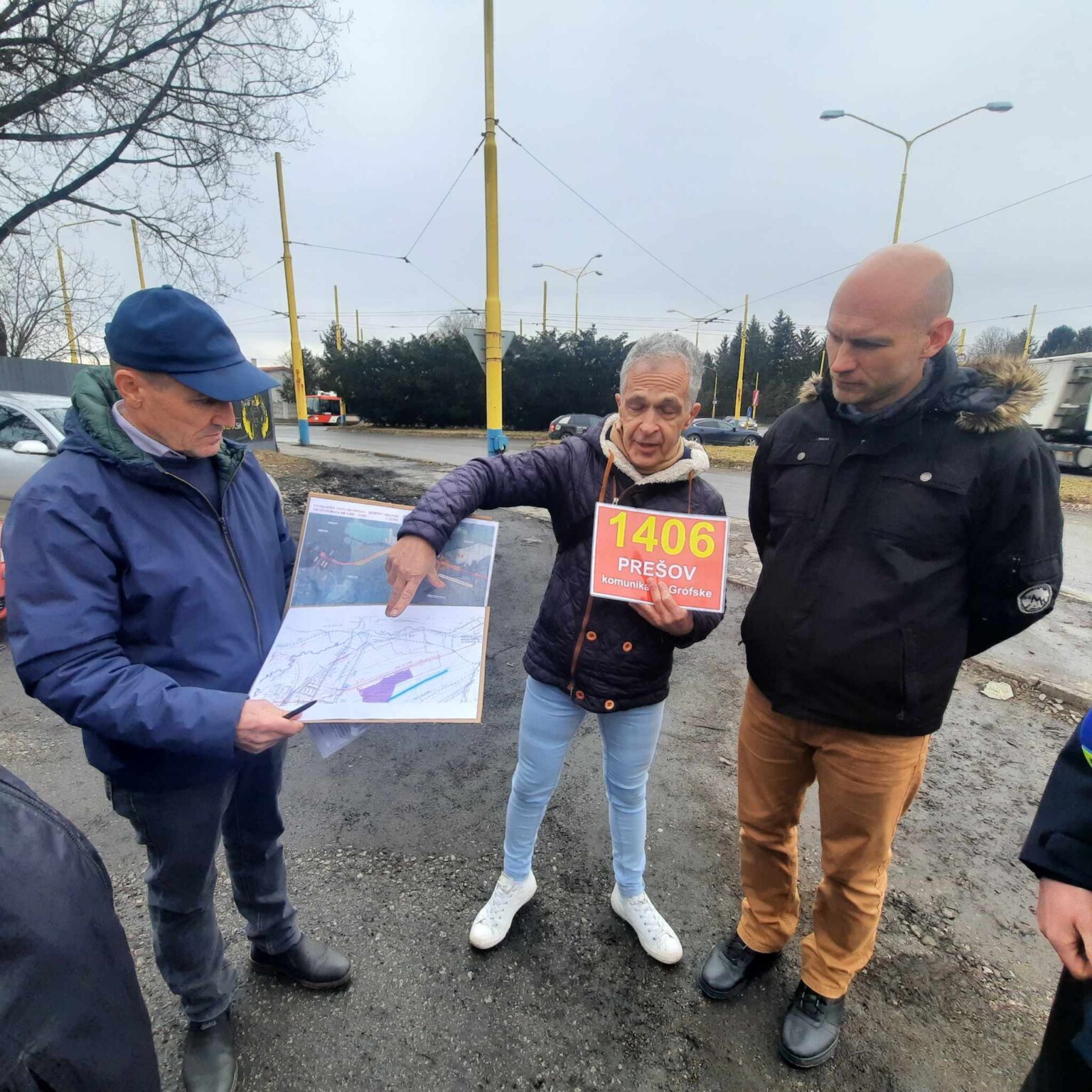 Predstavitelia OZ Náš Prešov bojujú o výstavbu komunikácie Grófske petíciou. Foto: Redakcia