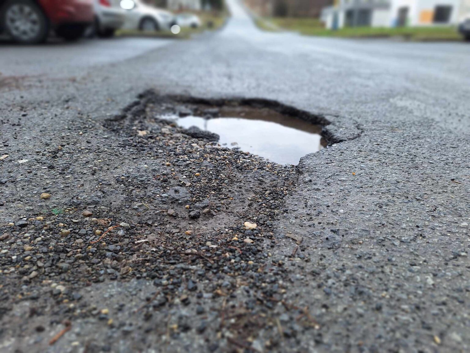 Na opravu prešovských komunikácii po zime vyčlenilo mesto vyše 300-tisíc eur. Foto: Redakcia