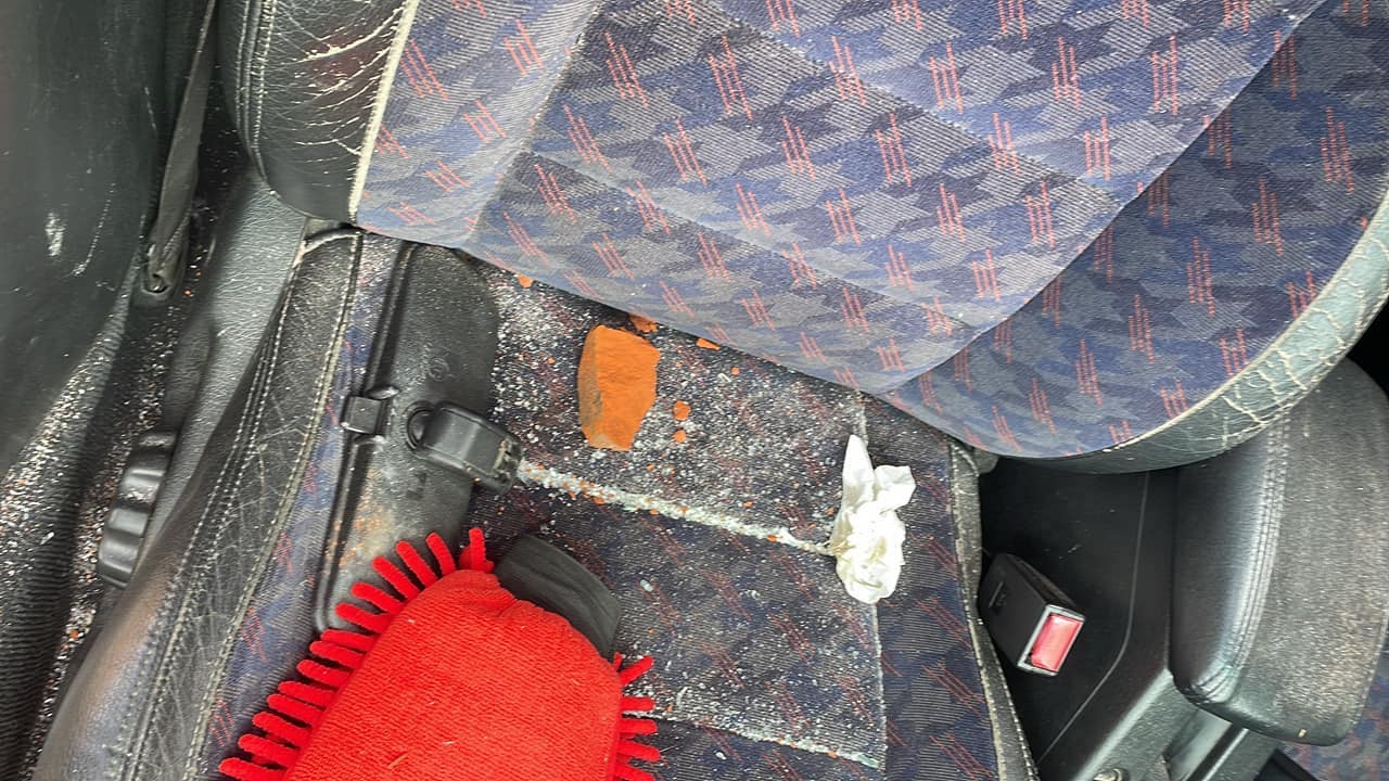 Mladíka počas jazdy skoro trafila tehla