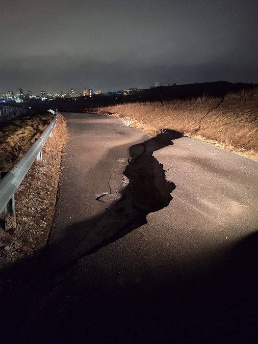 FOTO: Obrovská prepadlina presekla cestu na polovicu