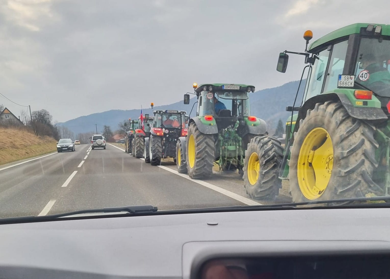 Vodiči, pripravte sa na dopravné obmedzenia, ktoré spôsobia protesty farmárov na traktoroch