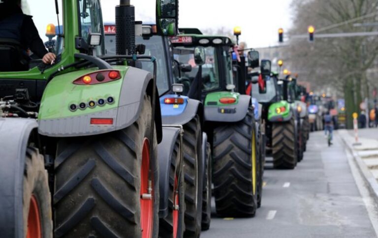 Pripravte sa na zdržanie: Traktoristi zablokujú dopravu v Trenčíne