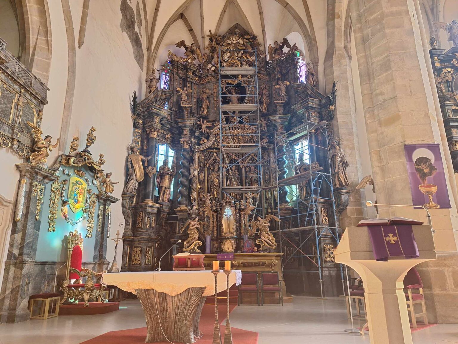 Veria, že na opravu oltára získajú peniaze z externých zdrojov. Foto: Redakcia