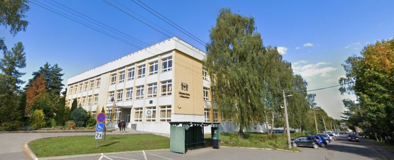 Hala bude stáť pri základnej škole. Foto: Google
