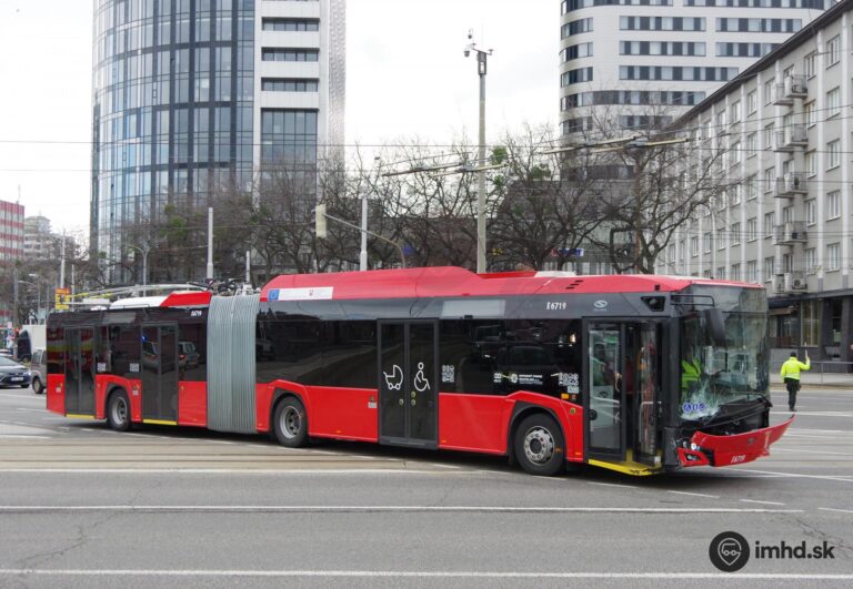 Havarovaný trolejbus. Foto: imhd.sk