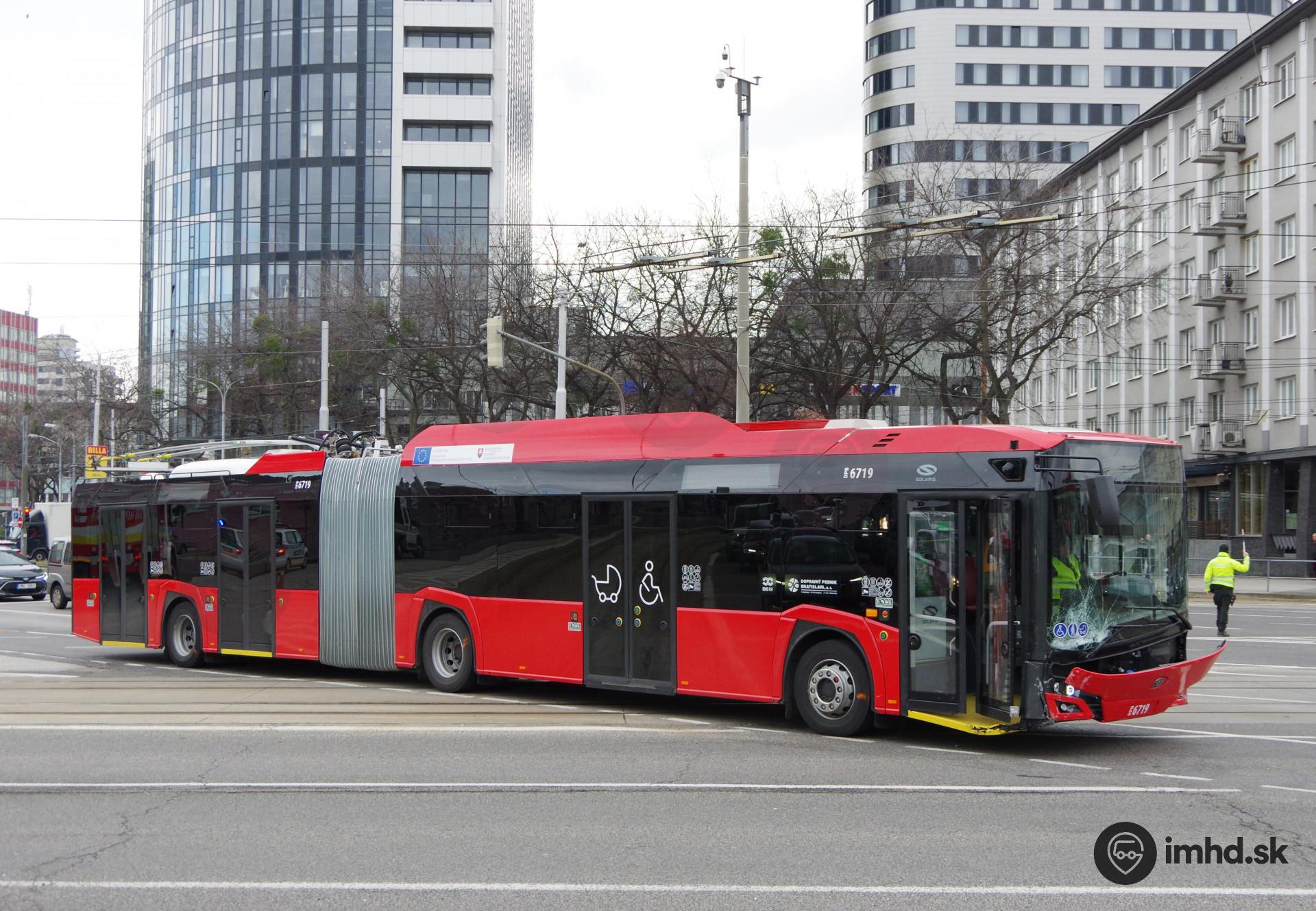 Foto: Na Trnavskom mýte havaroval v utorok ráno nový trolejbus