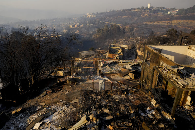 Chlapec sa pozerá na zhorený dom po lesnom požiari, ktorý zasiahol mesto Vina del Mar v Čile v sobotu 3. februára 2024. Foto: TASR/AP  
