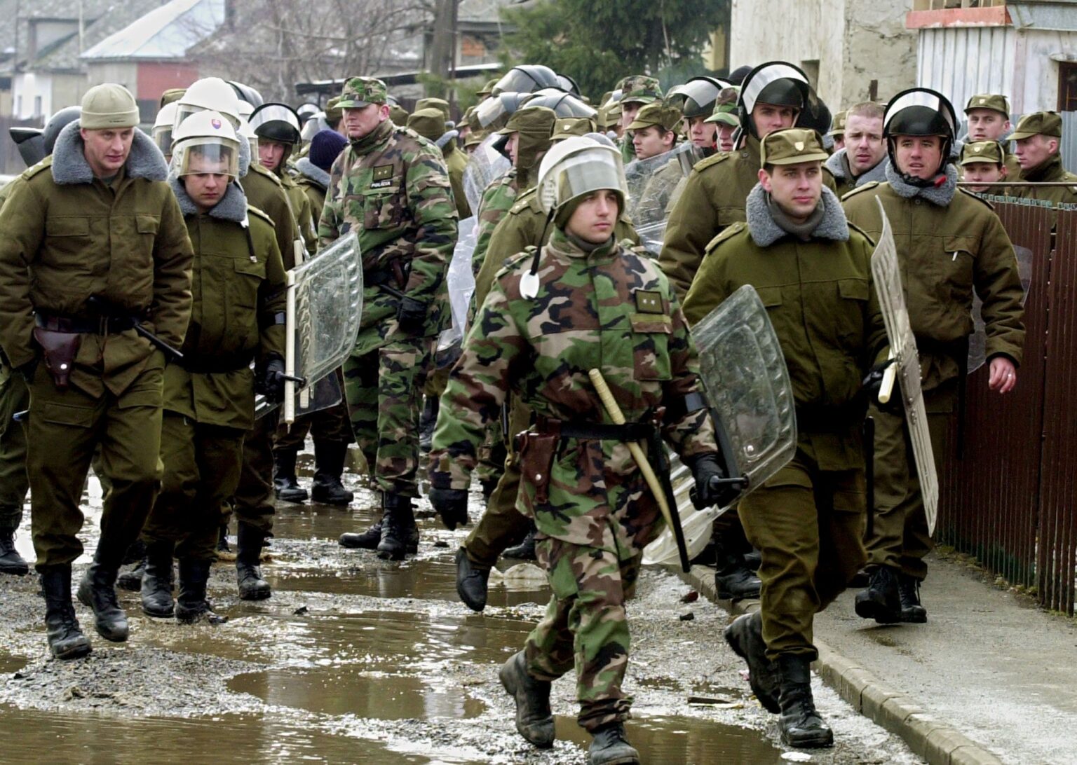 Čiastočný pohľad na príslušníkov policajných jednotiek, ktorí sa zúčastnili na rozsiahlej akcii v rómskej osade v Trebišove. Policajná operácia sa začala 23. februára 2004 večer po pouličných nepokojoch. Foto: Svätopluk Písecký/TASR