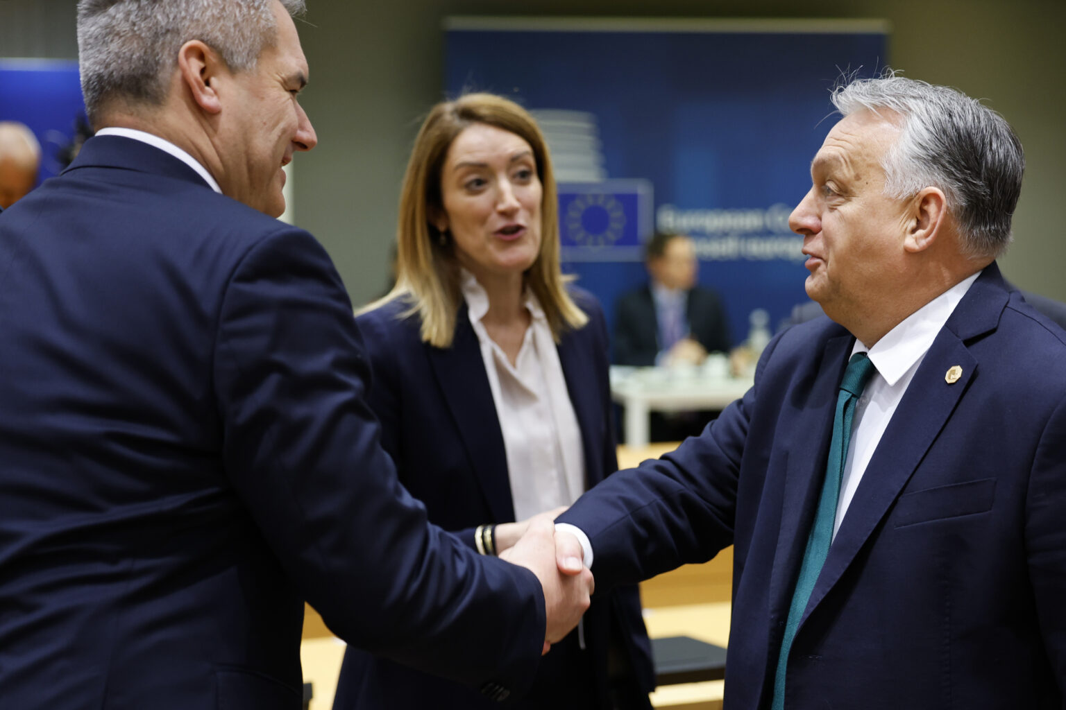 Maďarský premiér Viktor Orbán (vľavo), rakúsky kancelár Karl Nehammer (vľavo) a  predsedníčka urópskeho parlamentu Roberta Metsolová. Foto: TASR/AP