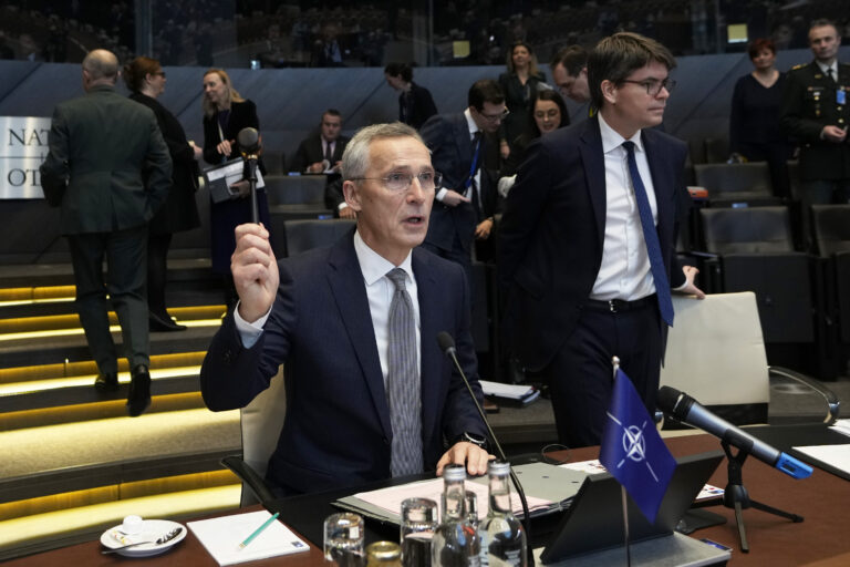 Na snímke generálny tajomník NATO Jens Stoltenberg otvára stretnutie ministrov obrany členských krajín NATO v sídle Severoatlantickej aliancie v Bruseli 15. februára 2024. Foto: TASR/AP
