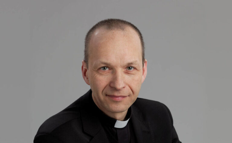 Biskup Haľko opäť pod lipou: rozhovory, spoveď aj požehnanie pred dovolenkou