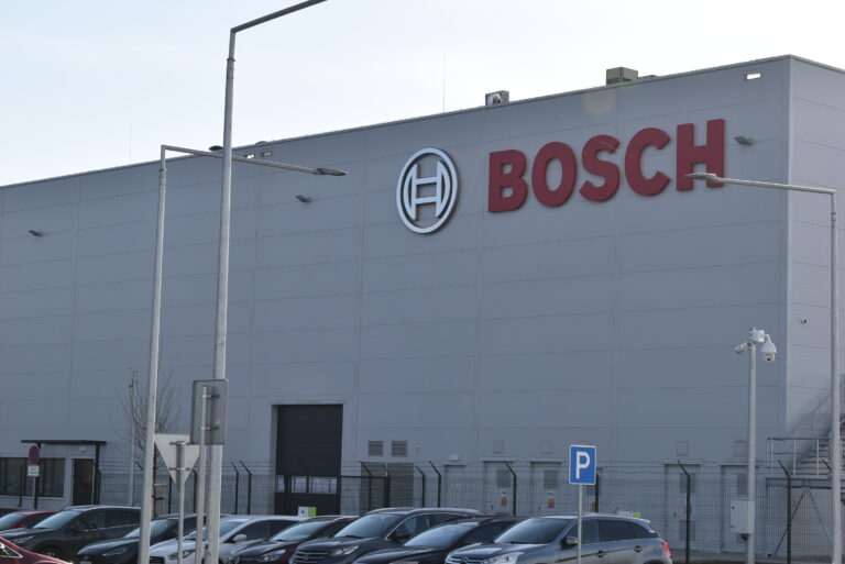 Zamestnanci spoločnosti Bosch v Prešove si preberajú výpovede so slzami v očiach. Sulík: Je to výsledok nečinnosti ministerky Sakovej