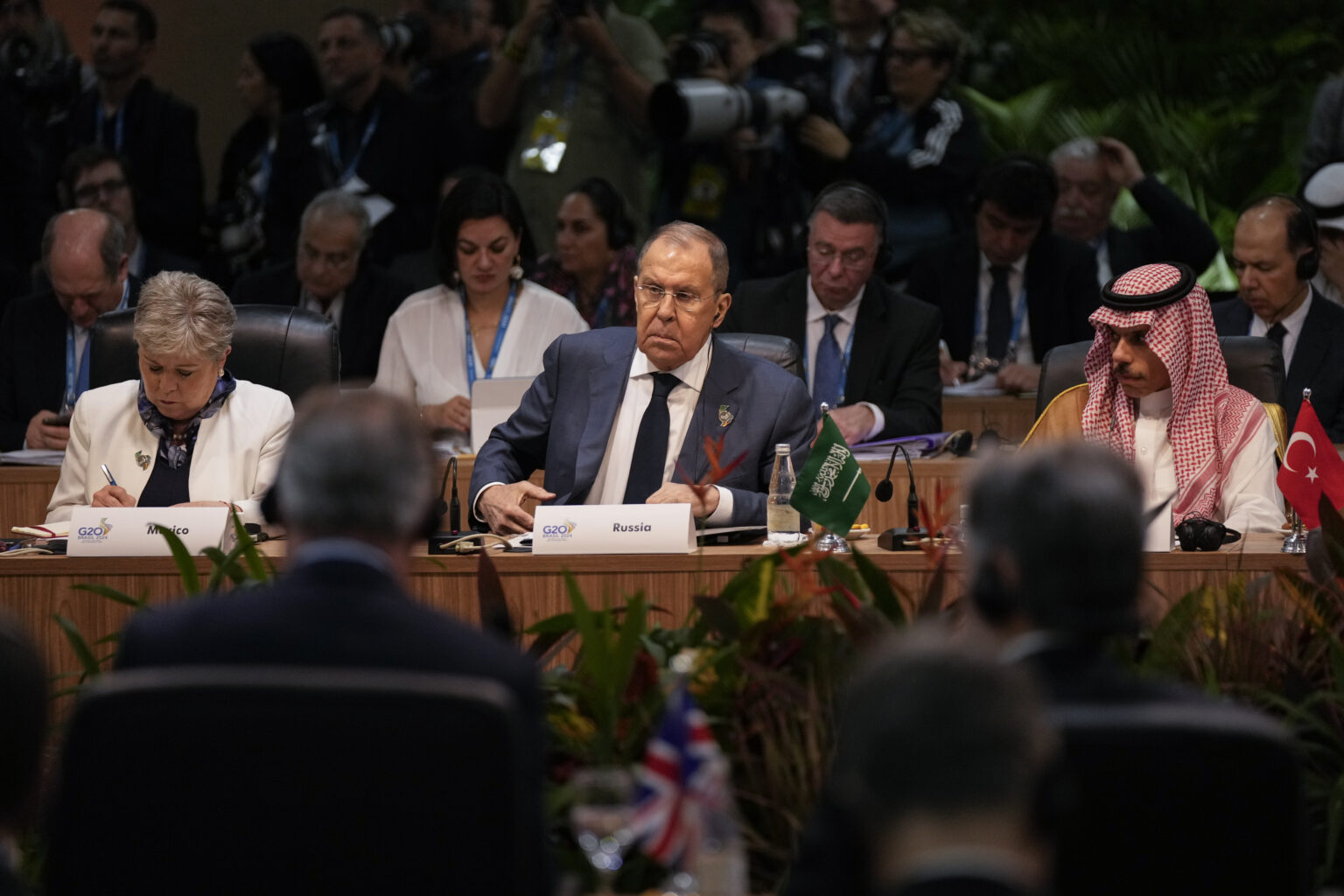 Ruský minister zahraničných vecí Sergej Lavrov (uprostred), mexická ministerka zahraničných vecí Alicia Barcenová (vľavo) a saudskoarabský princ Faisal bin Farhan Al-Saud (vpravo) počas stretnutia ministrov zahraničných vecí G20 v Rio de Janeiru 21. februára 2024. Foto: TASR/AP