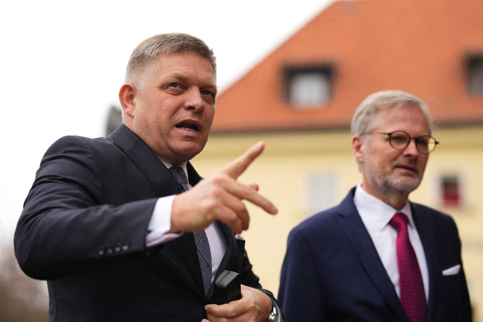 Český premiér Petr Fiala (vpravo) víta slovenského premiéra Roberta Fica počas príchodu na summit predsedov vlád Vyšehradskej štvorky (V4) v utorok 27. februára 2024 v Prahe. FOTO TASR/AP