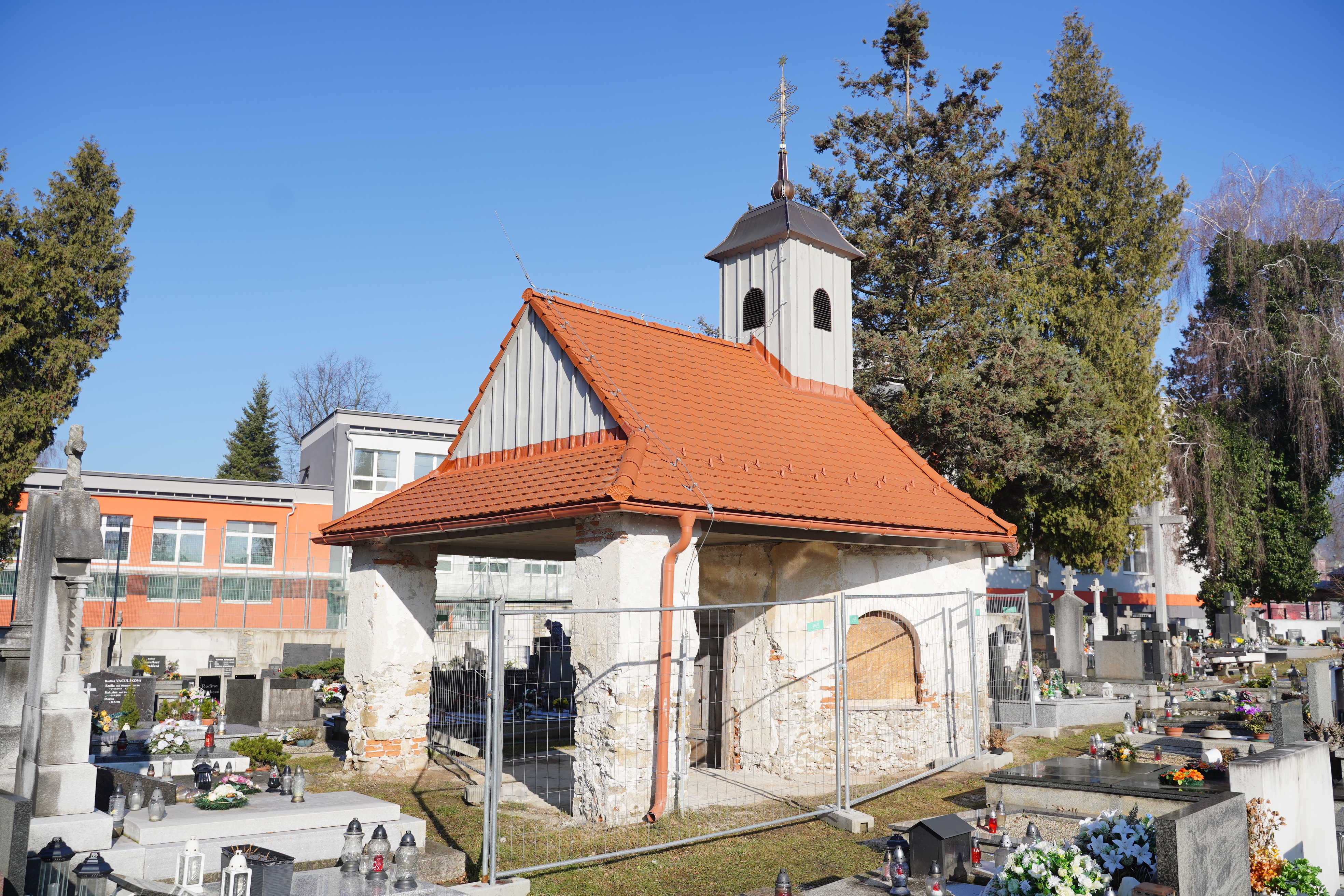 Historickú kaplnku na cintoríne chcú zachrániť