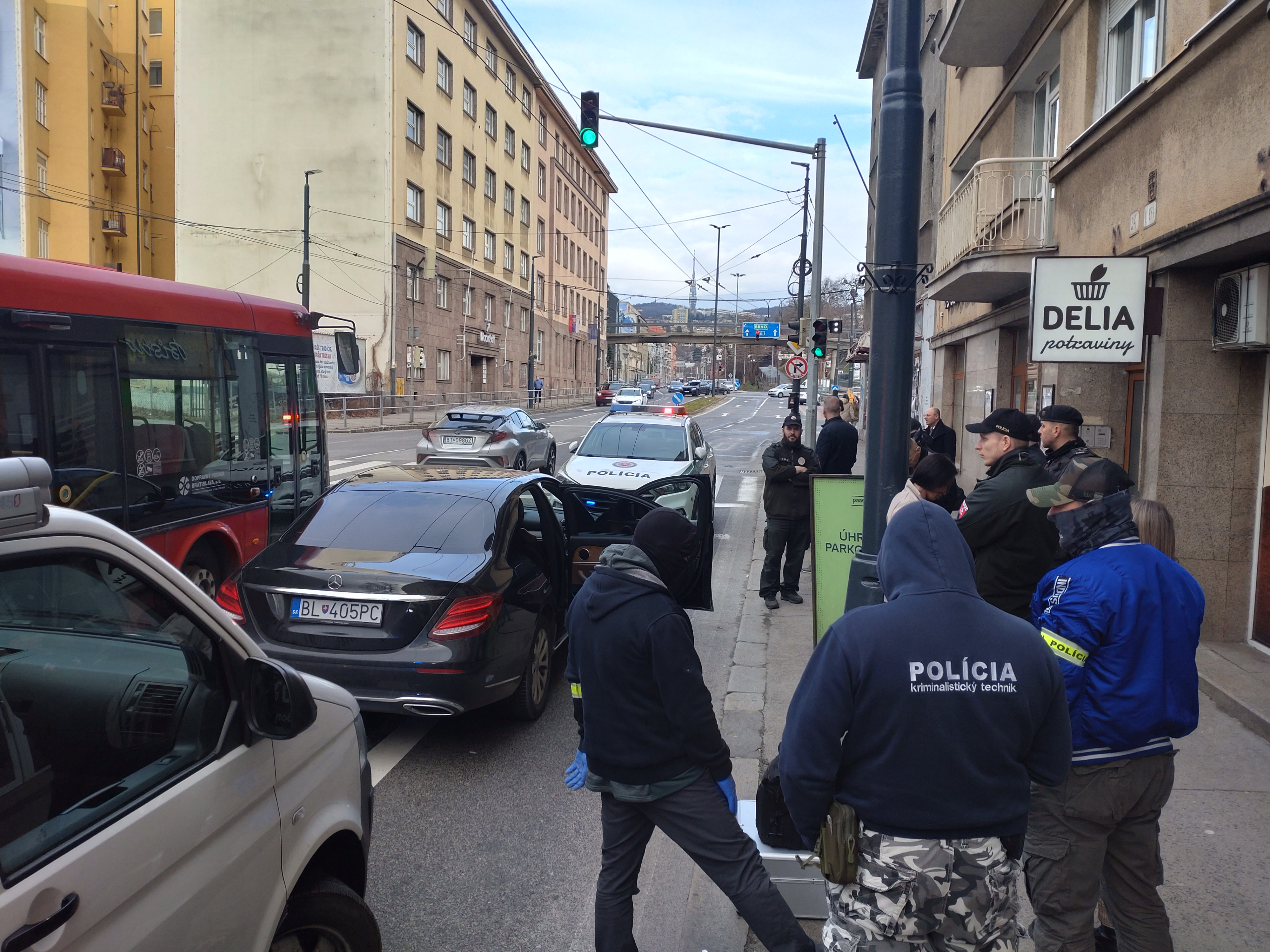 Ozbrojené komando zasahuje na ďalšom mieste v Bratislave. Zadržali spolu troch ľudí