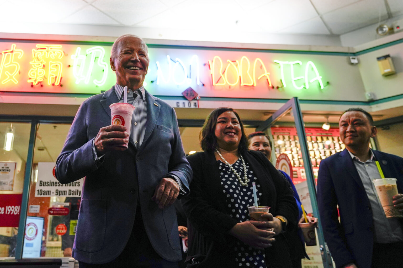 Americký prezident Joe Biden hovorí počas zastávky v prevádzke No. 1 Boba Tea v Las Vegas v pondelok 5. februára 2024. Foto: TASR/AP