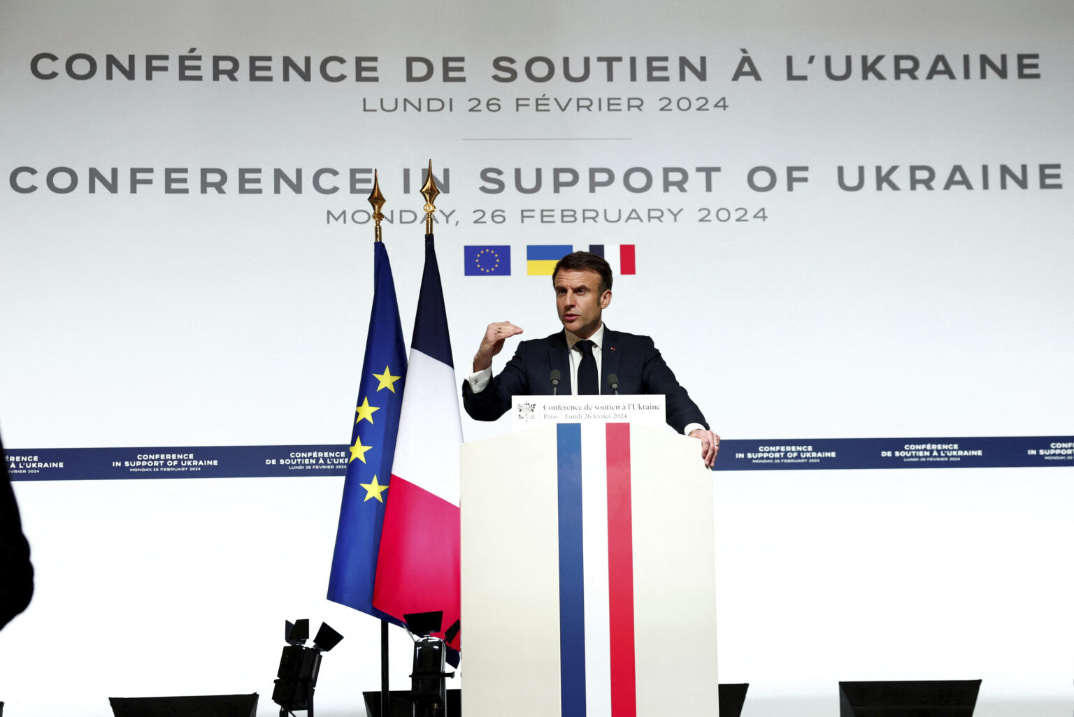 Francúzsky prezident Emmanuel Macron reční počas tlačovej konferencie v Elyzejskom paláci v Paríži v pondelok 26. februára 2024. Foto: TASR/AP