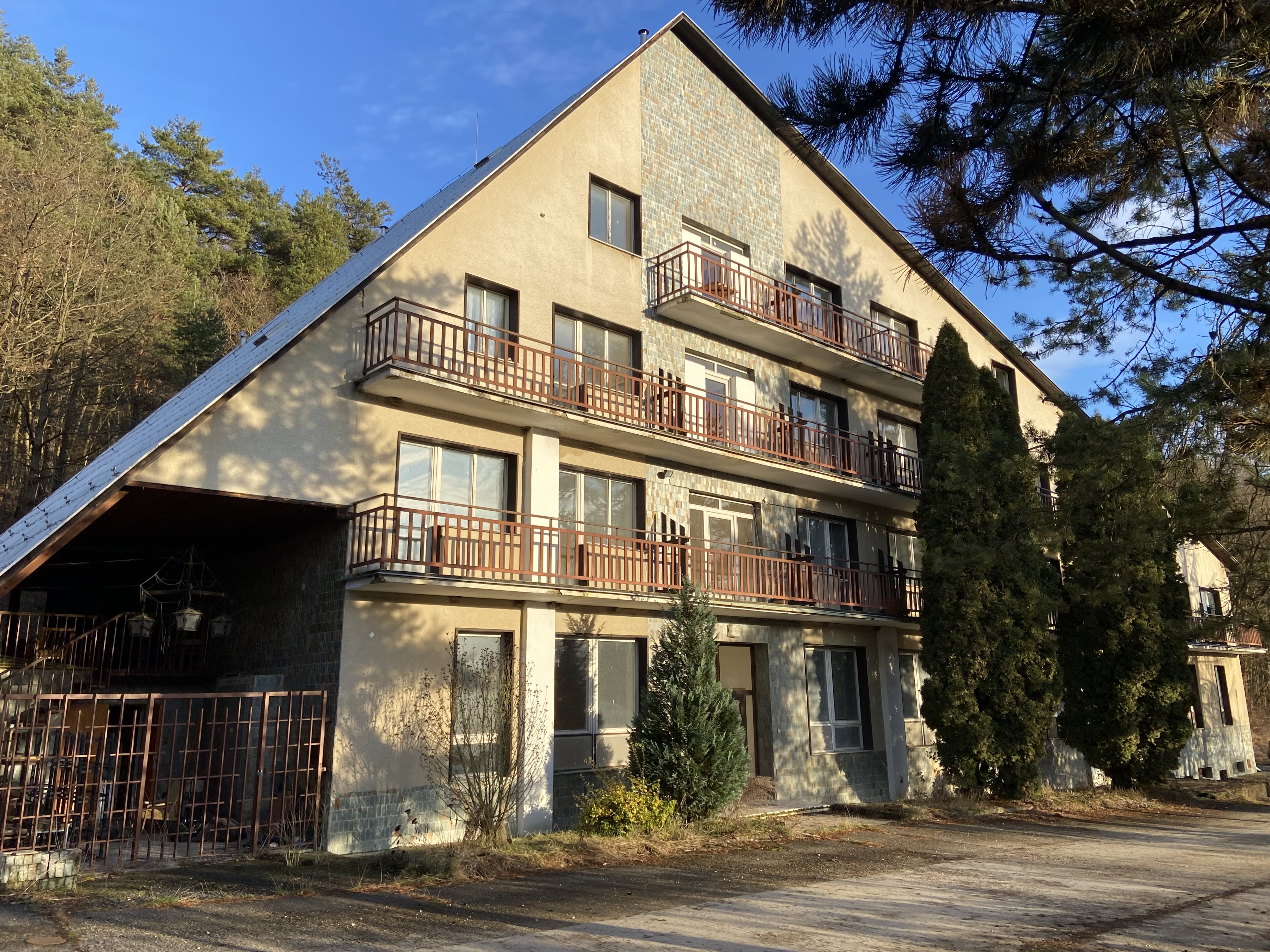 FOTO: Kedysi vyhľadávaná chata Gilianka čoraz viac chátra. Aký osud ju čaká?