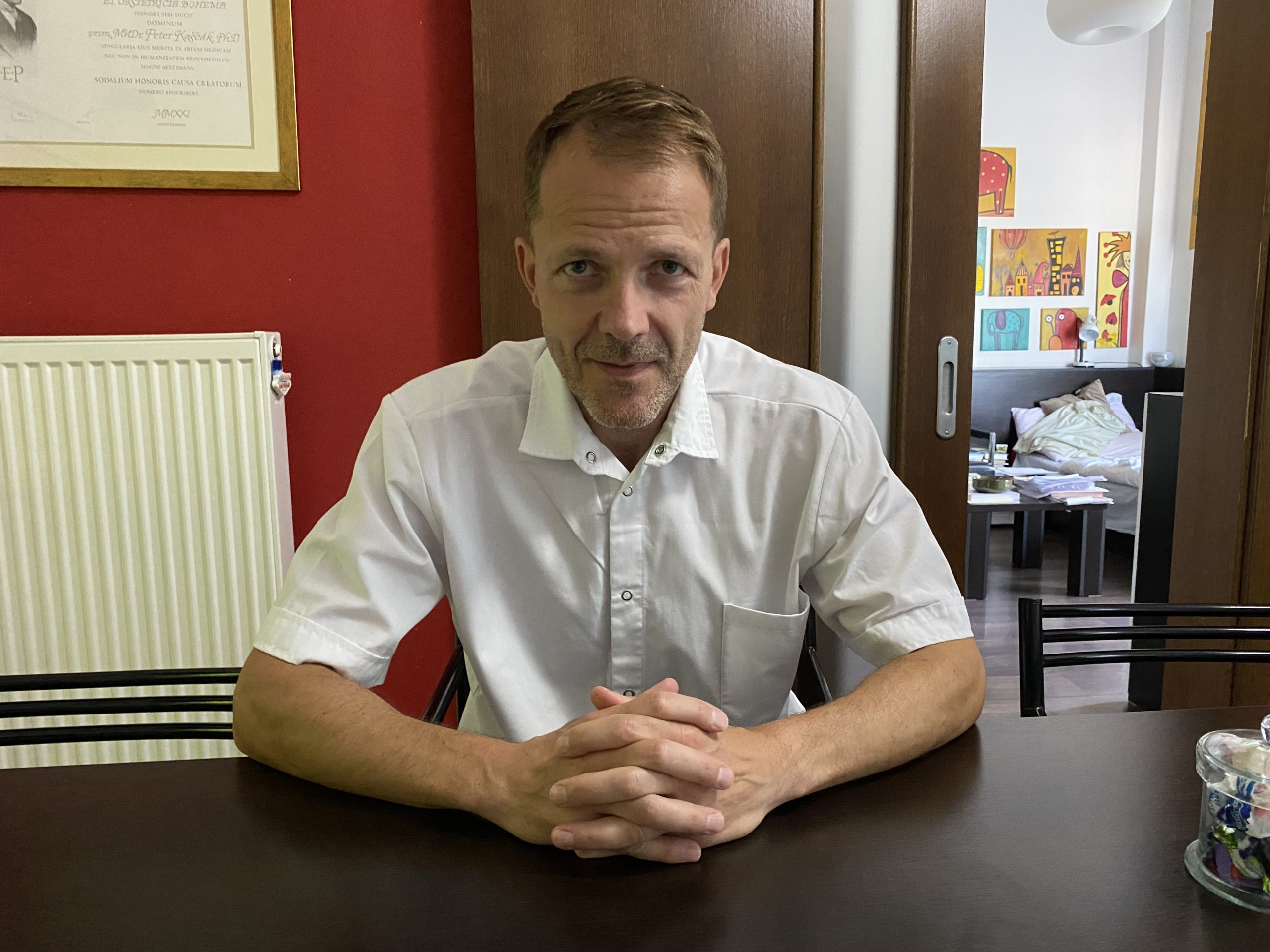 Primár Kaščák otvorene o nespokojných pacientkach a cisárskych rezoch