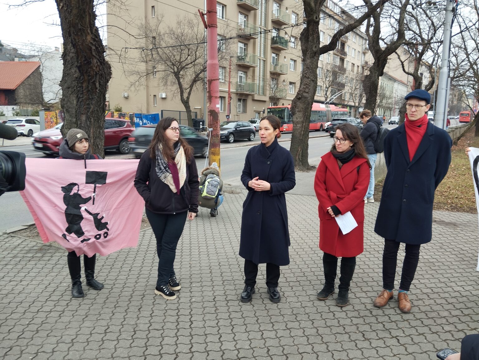 Aktivisti poukazujú na znečistenie ovzdušia, ktoré podľa nich spôsobujú automobily. Foto: Ján Vida