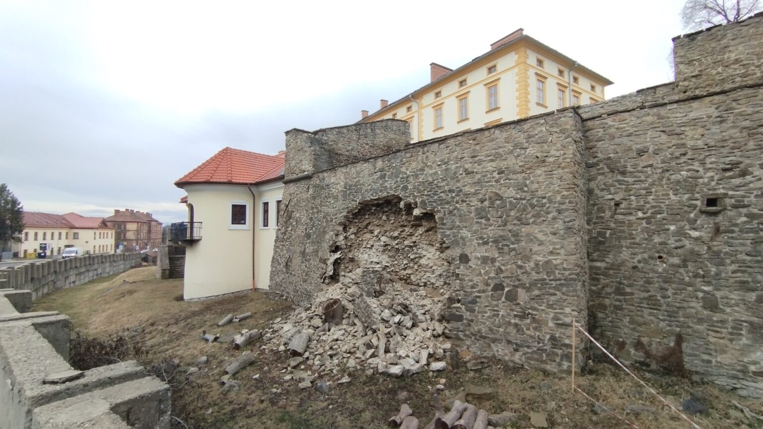Vypadnuté murivo v mestskom opevnení Levoče. Foto: Rastislav Ovšonka