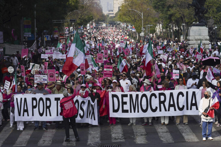 Demonštranti protestujú proti mexickému prezidentovi Andrésovi Manuelovi Lópezovi Obradorovi a jeho údajným snahám upevniť si moc v centre mexickej metropoly v nedeľu 18. februára 2024. Mnohí z demonštrantov požadovali, aby voľby plánované na 2. júna boli slobodné a spravodlivé. Foto: TASR/AP  
