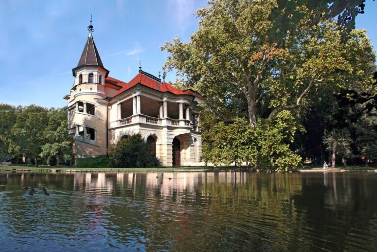Jazierko v parku pri kaštieli  je jedinečným prírodným prvkom, Foto: BKIS