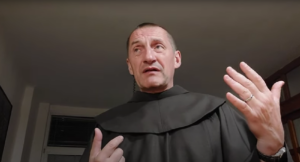 Františkán a youtuber Páter Šebastián ma za sebou tisíce videí a tri milióny pozretí