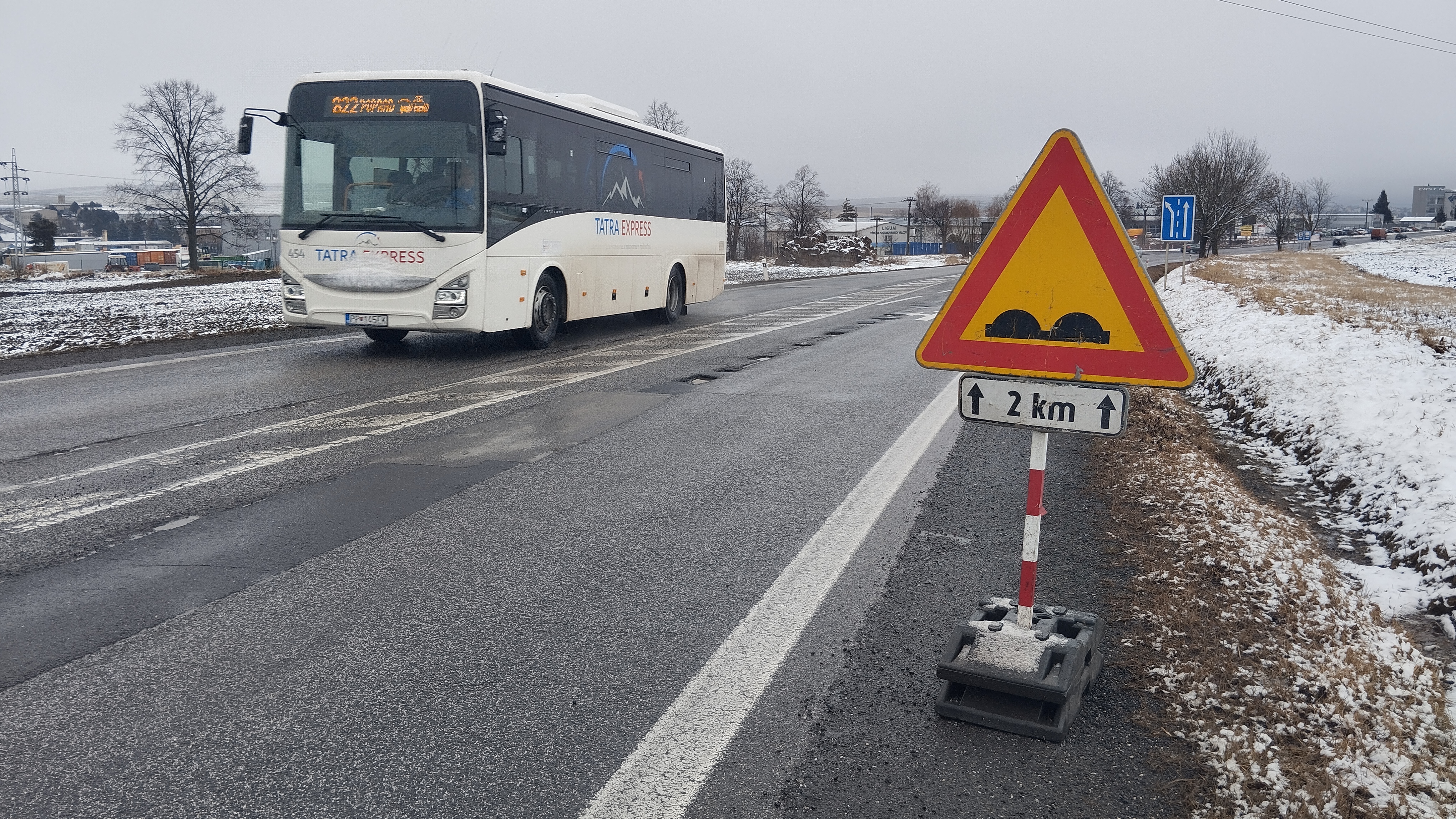 Za opravu cesty medzi Popradom a Hôrkou bojujú starostovia aj petíciou