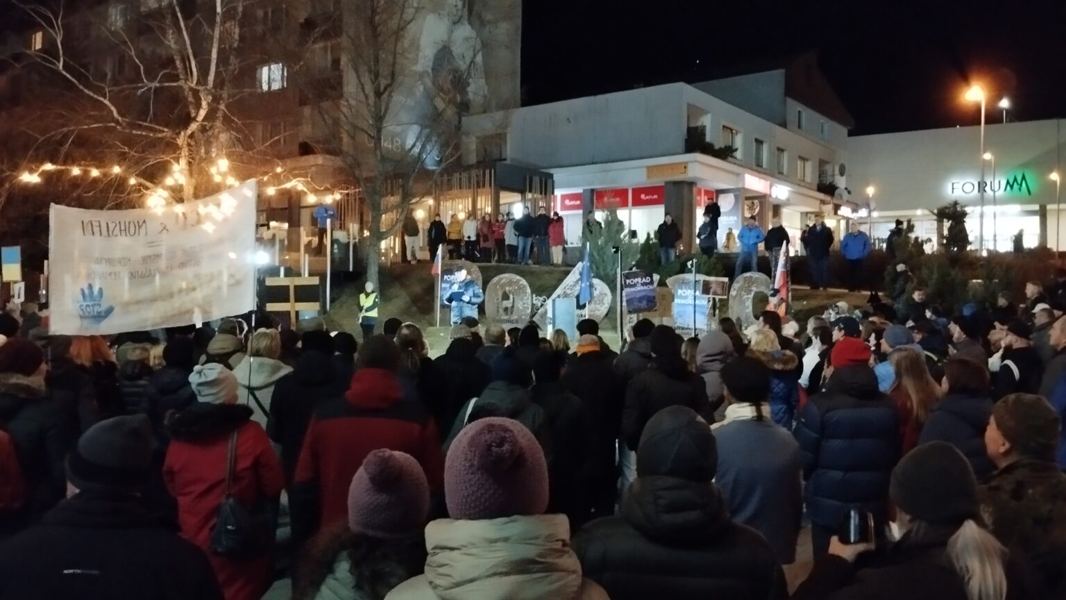 Na námestí v Poprade sa konal ďalší občiansky protest. Foto: Rastislav Ovšonka