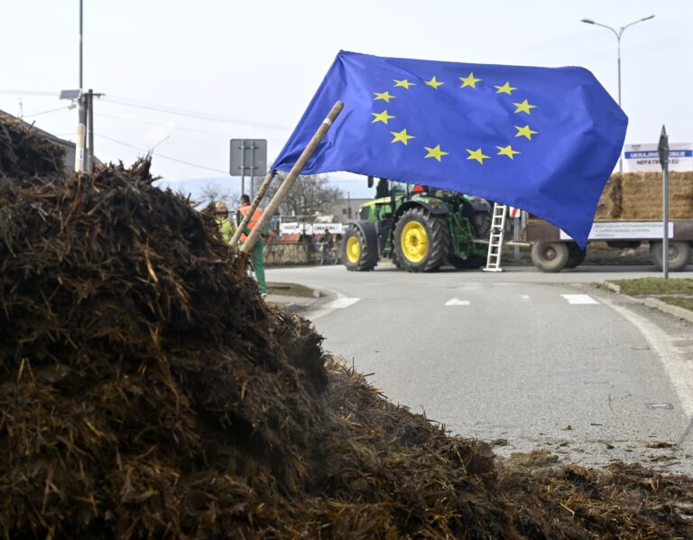 Protestujúci farmári v Trebišove zapichli do kopy hnoja európsku vlajku