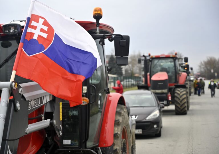 Protesty poľnohospodárov: Vyše 300 traktorov brázdilo Slovenskom. Farmári tvrdia, že majú existenčné problémy