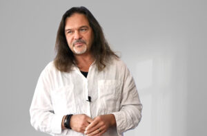 Nechcel som sa pripútať k jednej žene. Bál som sa, že budem rovnaký ako otec a ublížim jej. Začal Národný týždeň manželstva