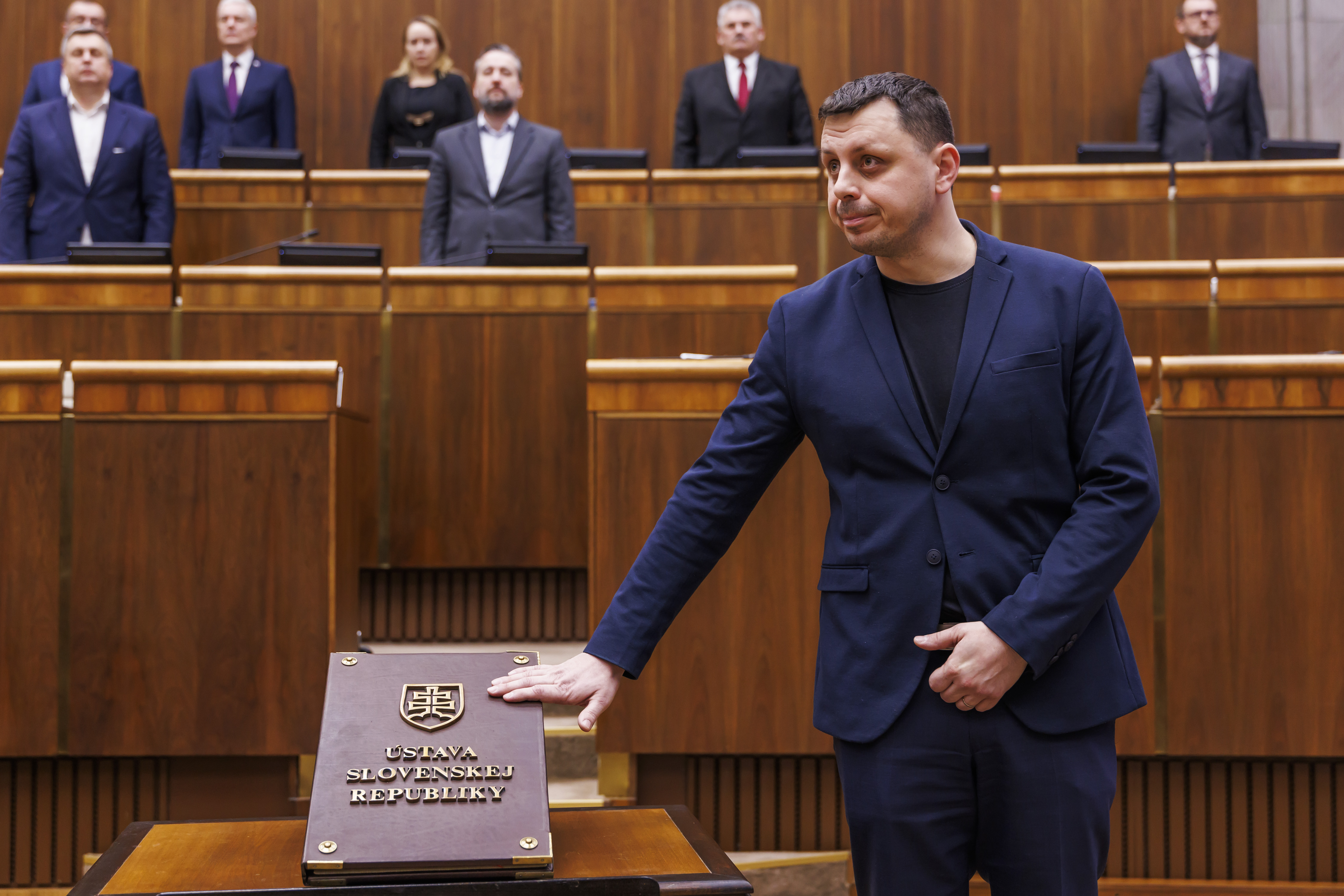 Trapas poslanca Dubovického. Sľub v parlamente skladal v nevhodnom oblečení. Vieme, prečo