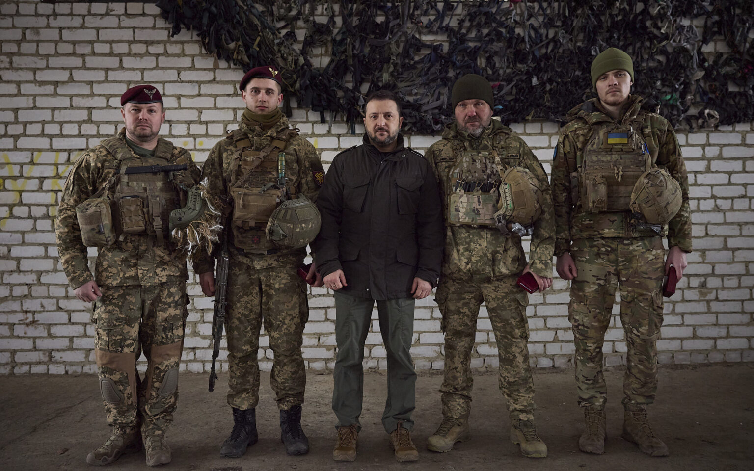 Volodymyr Zelenskyj pózuje s vojakmi počas návštevy frontovej línie v ukrajinskom meste Kupiansk. Ilustračné foto: TASR/AP  