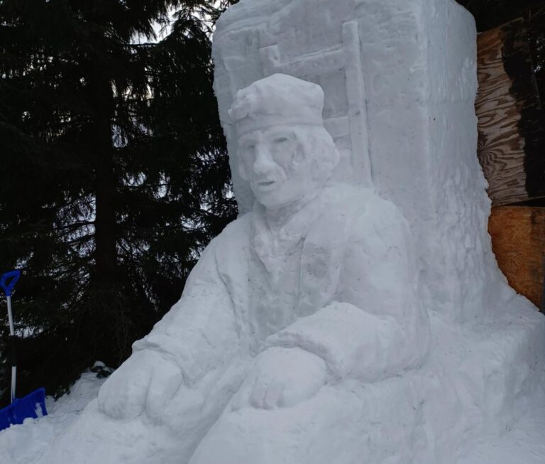 Snehový Viktor Beránek víta hostí Rainerovej chaty