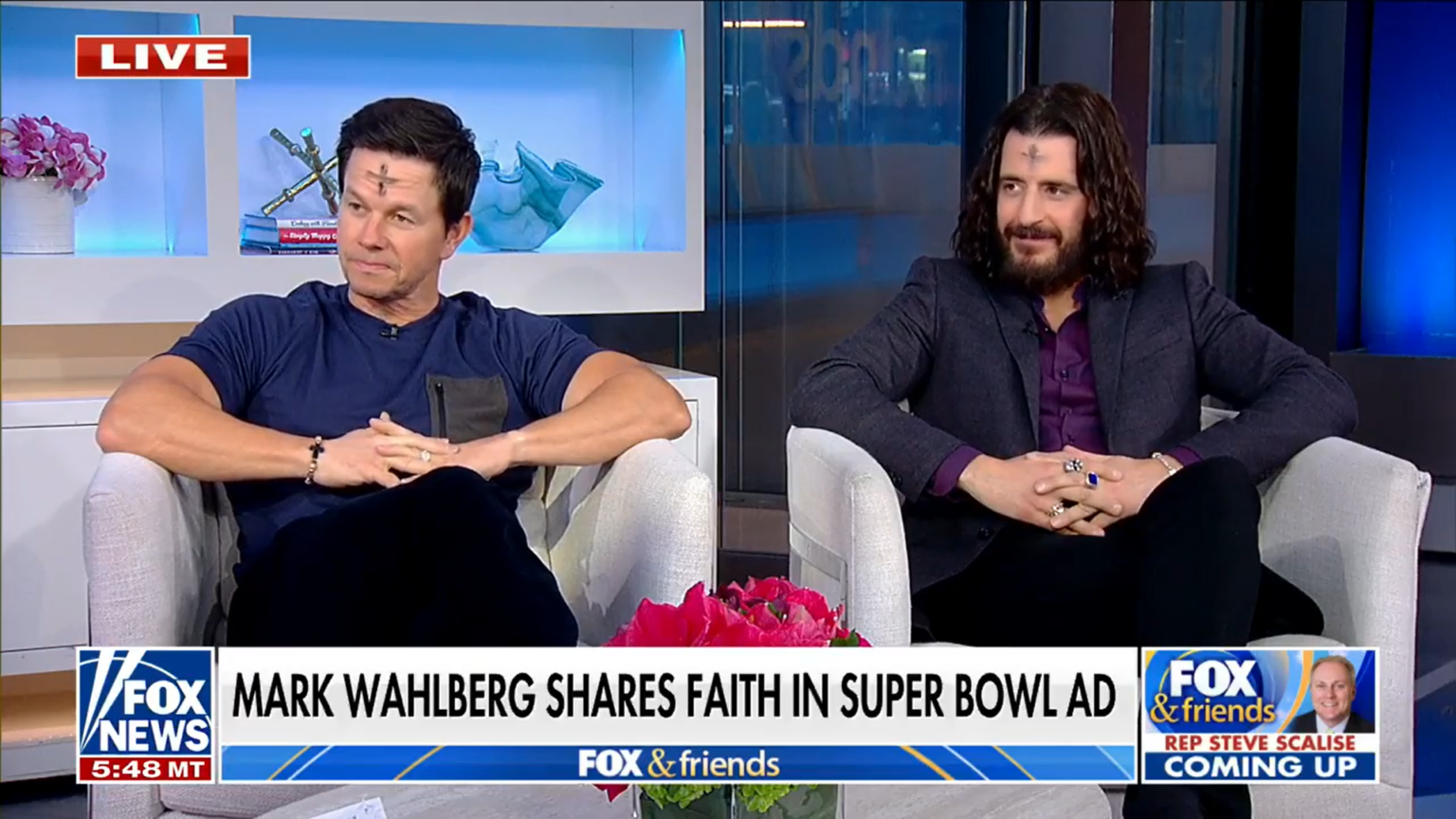 Mark Wahlberg a Jonathan Roumie v americkej relácii Fox and friends. Reprofoto: Fox News