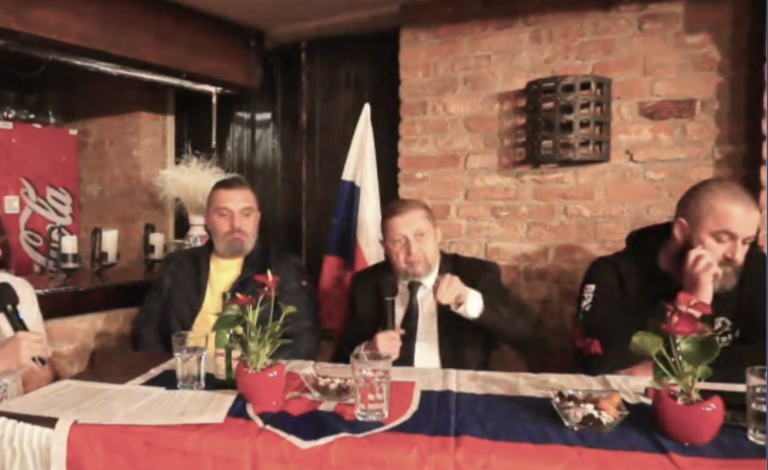 Prezidentský kandidát Štefan Harabin používal slovenskú vlajku ako obrus