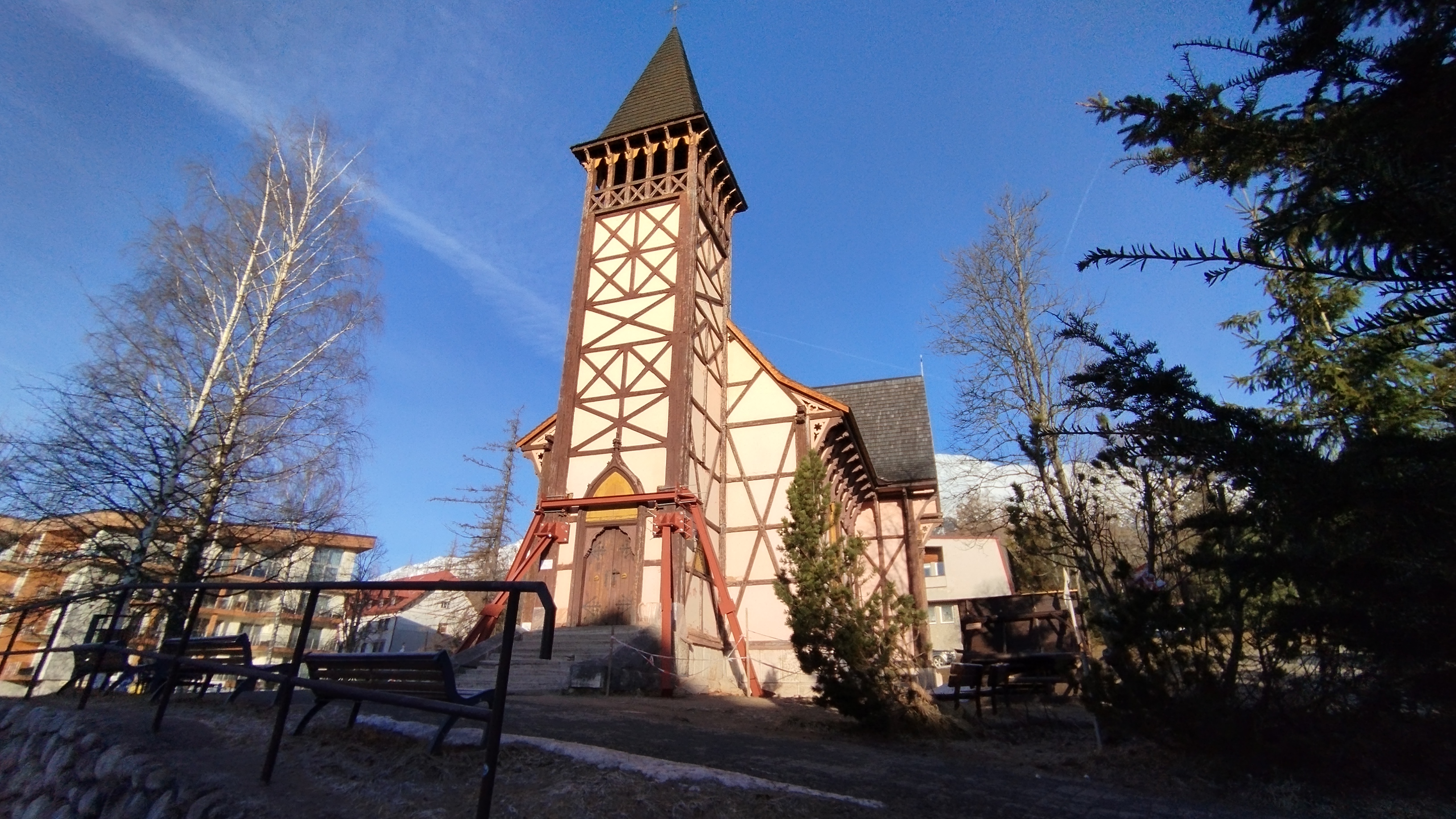 Vežu kostola v Starom Smokovci museli podoprieť. Nakláňala sa