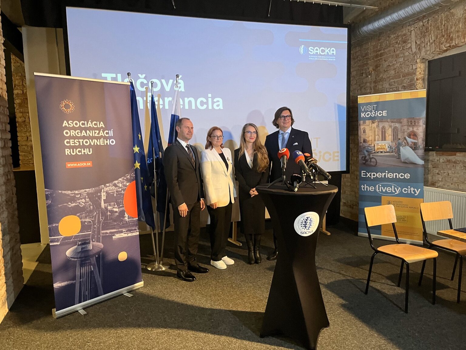 Štátny tajomník nového ministerstva a zástupcovia organizácií cestovného ruchu predstúpili pred novinársku obec. Foto: Lenka Dercová