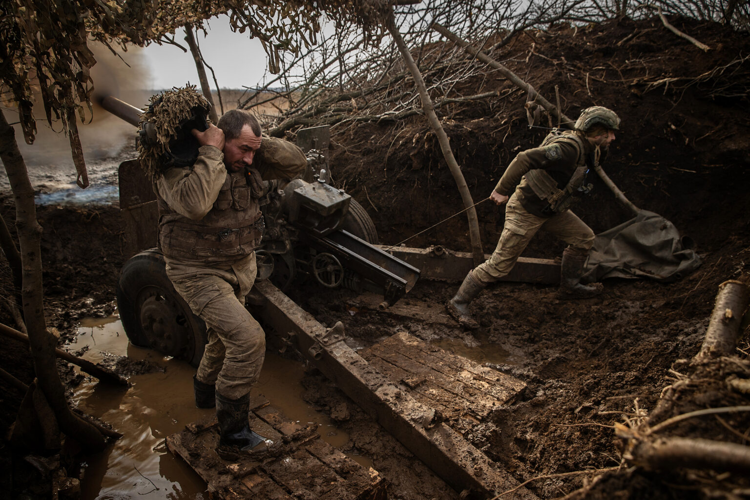 Vojaci zo 71. brigády strieľajú z húfnice na ruské ciele v smere na Avdijivku na Ukrajine. Foto: Tyler Hicks/New York Times