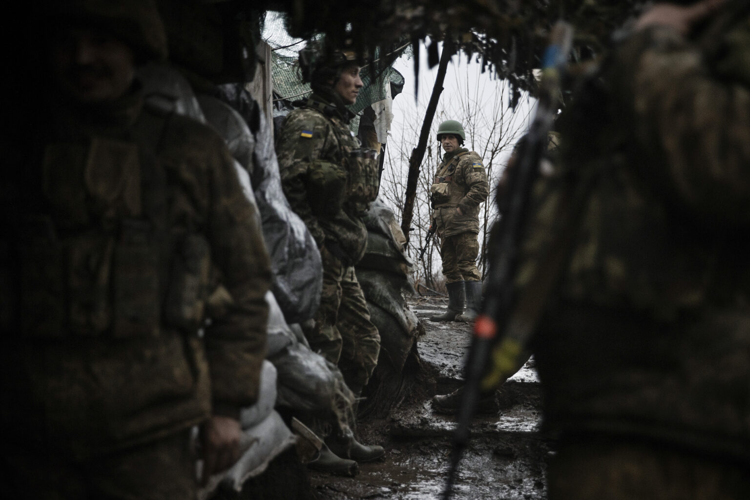 Ukrajinskí vojaci v zákope na fronte v Doneckej oblasti minulý mesiac. Foto: Tyler Hicks/New York Times